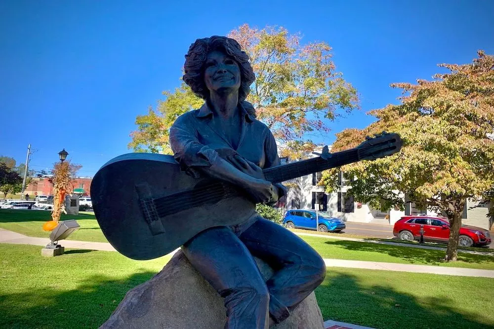 Dolly Parton statue outside Sevierville Courthouse 