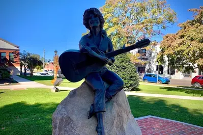 Dolly Parton statue in downtown Sevierville