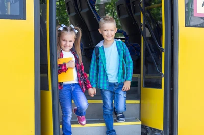 kids getting off school bus